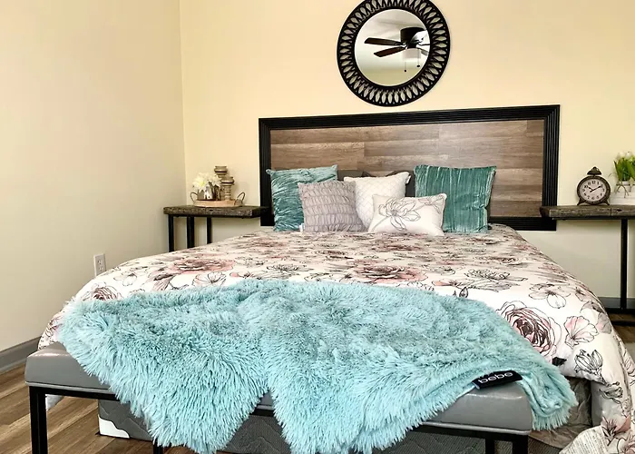 Huge 6Br Home , Modern & Convenient
