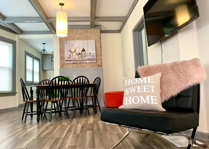 Huge 6Br Home , Modern & Convenient