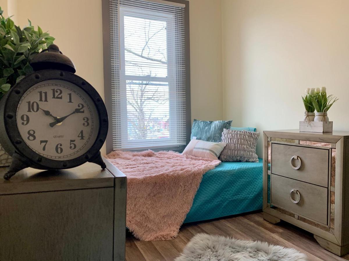 Huge 6Br Home , Modern & Convenient Hébergement de vacances Niagara Falls