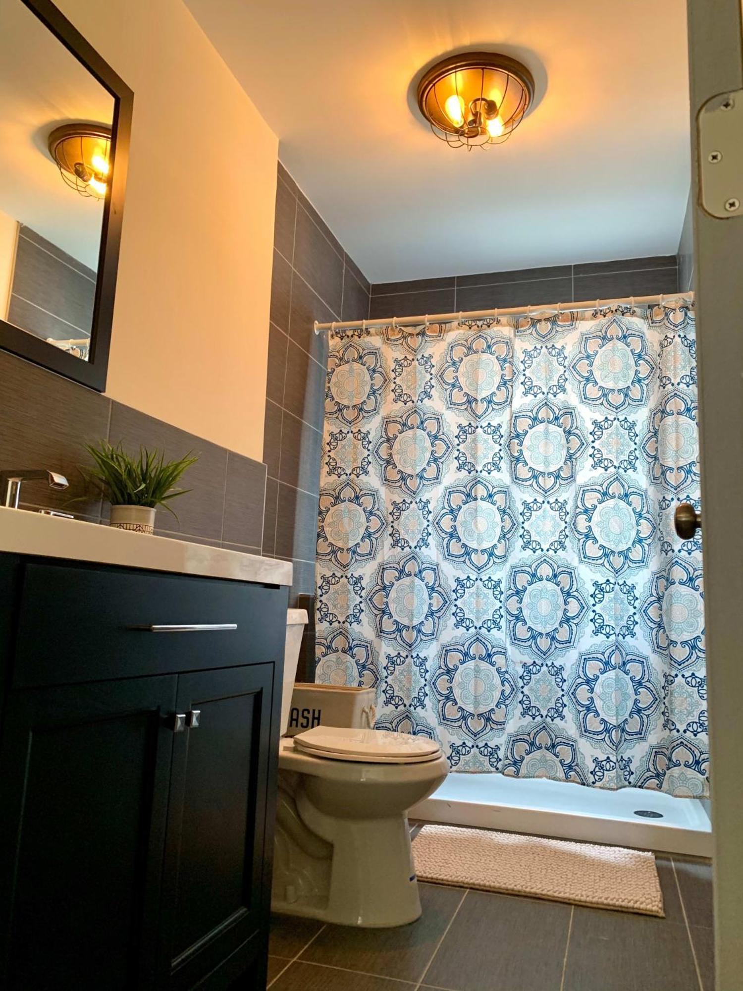 Huge 6Br Home , Modern & Convenient * Niagara Falls
