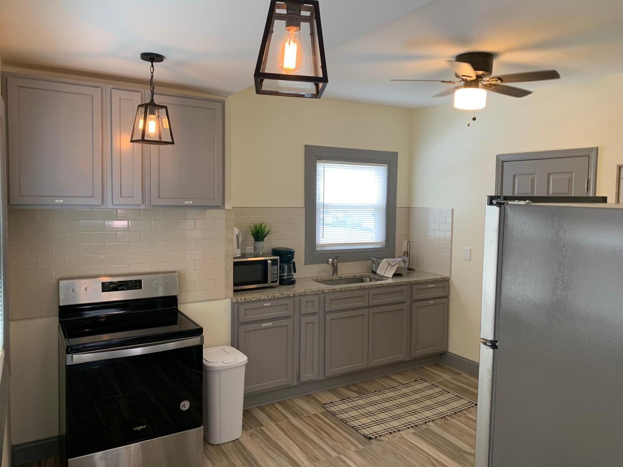 Huge 6Br Home , Modern & Convenient